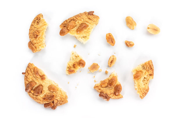 花生饼干碎在白色的背景上。图片下载