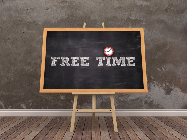 画架与自由的时间短语和时钟在房间- 3D渲染图片下载