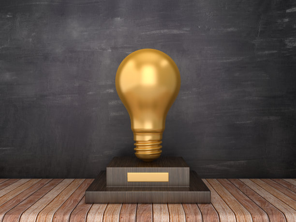 奖杯与灯泡在木地板-黑板背景- 3D渲染图片下载