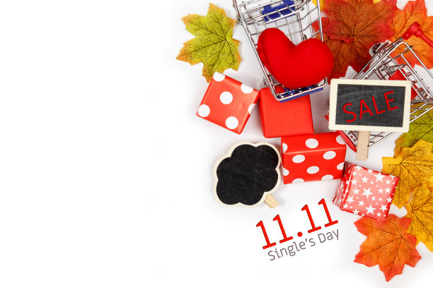 中国网上购物，双十一光棍节销售理念。购物车，白色的丝带和红色的礼盒在白色和棕色的背景与文本拷贝空间11.11光棍节销售。图片下载