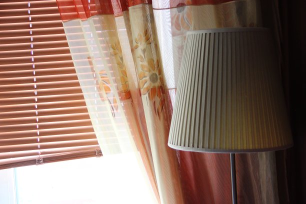 家庭内部。关闭棕色百叶窗，窗户，窗帘和落地灯与米色阴影图片下载