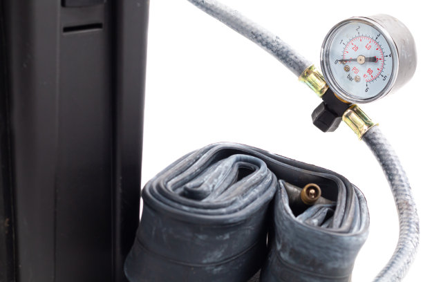 白色背景上的迷你汽车空气压缩机图片下载