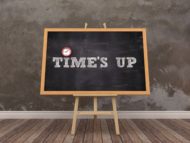 画架与时间的UP短语和时钟在房间- 3D渲染图片下载