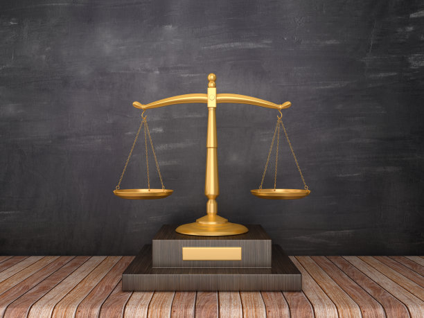 奖杯与尺度的正义在木地板-黑板背景- 3D渲染图片下载