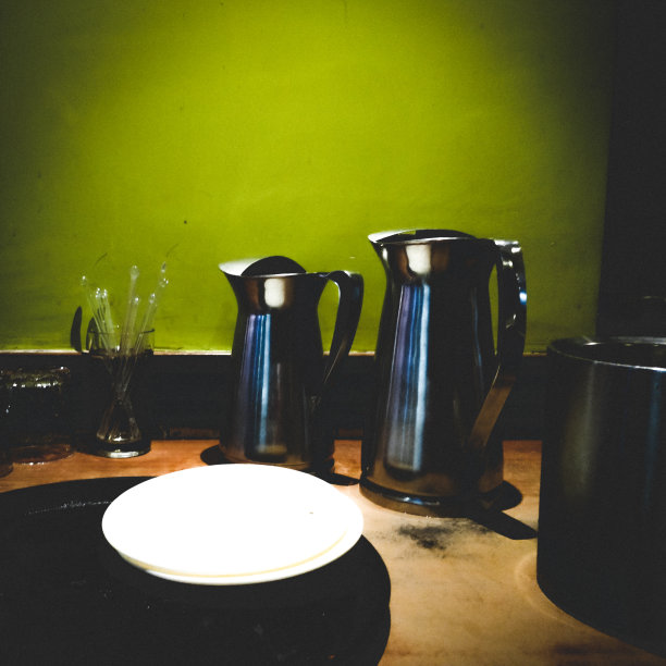 桌子上有个金属罐子图片下载