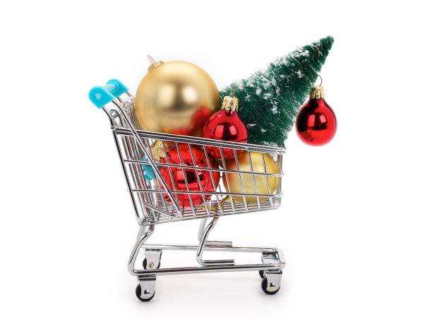 白色背景上有圣诞球和圣诞树的购物车。图片下载
