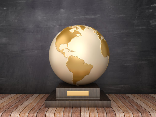 奖杯与全球世界在木地板-黑板背景- 3D渲染图片下载
