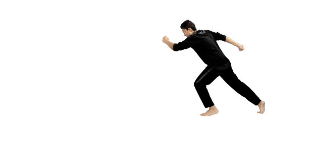 全身像拍摄的男性青少年做积极的锻炼。男运动员在运动服孤立和给予跑步姿势。男性孤立伸展双腿。活跃的姿势。图片下载