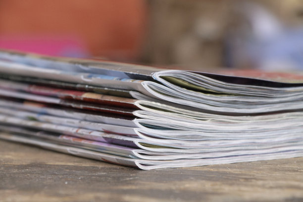 木桌上放着五颜六色的杂志图片下载