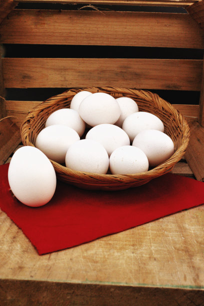 木板上放着鸡蛋的篮子。图片下载