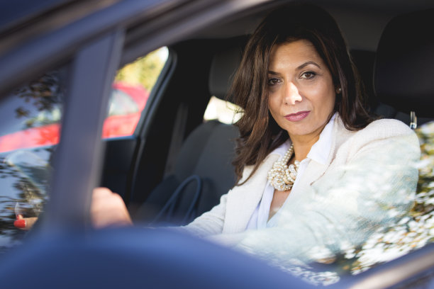 美丽的商务女人在白色西装准备旅行。库存图片图片下载