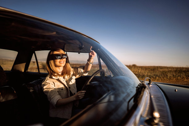 女人开着复古车在路上图片下载