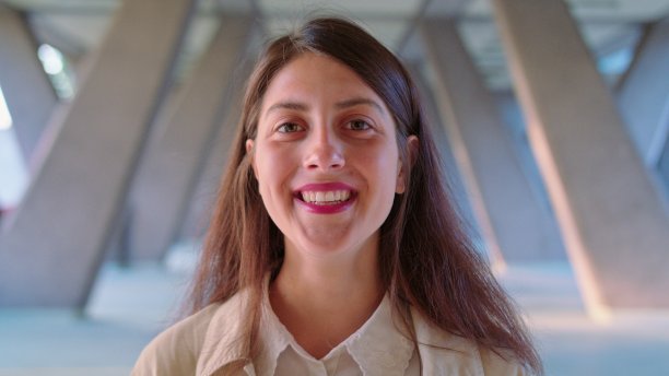 在户外微笑的年轻女子。情感图片下载