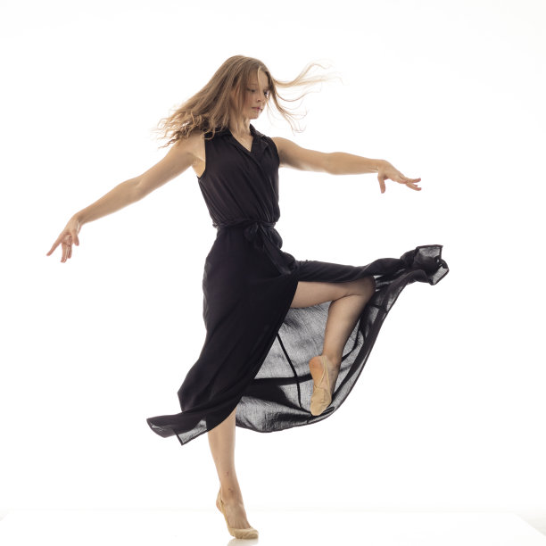 白色背景上的舞者图片下载