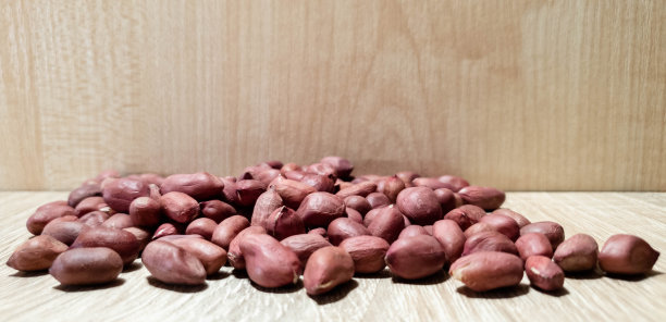 花生内核。无壳的花生。新鲜的花生坚果。图片下载