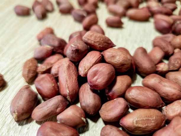 花生内核。无壳的花生。新鲜的花生坚果。图片下载