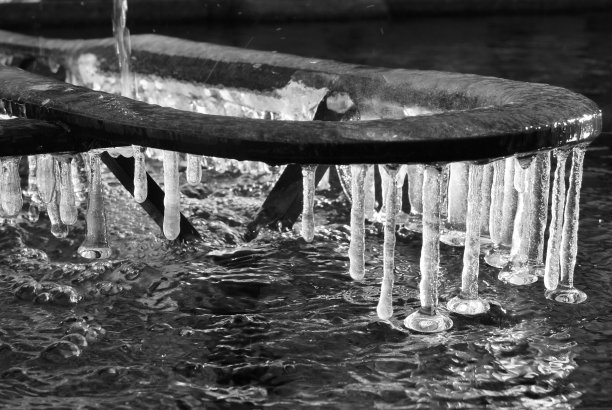 冰冷的喷泉在寒冷的冬天在黑色和白色图片下载