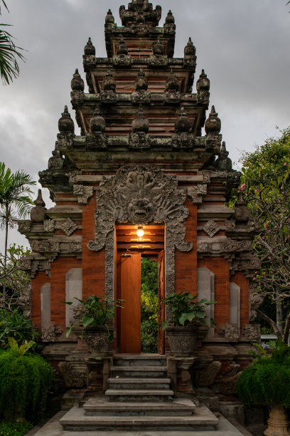 晚上，华丽的雕刻门和进入巴厘岛印度教文化寺庙的入口图片下载