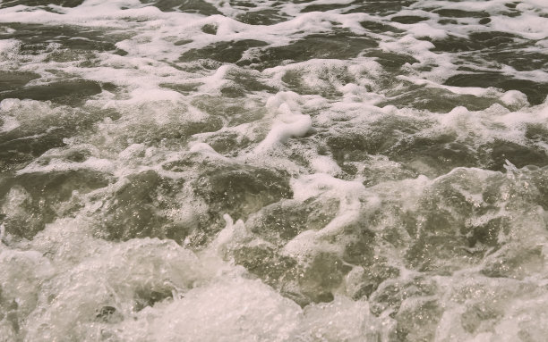浪花飞溅的海浪。波纹的海水波浪墙纸潮湿的背景图片下载