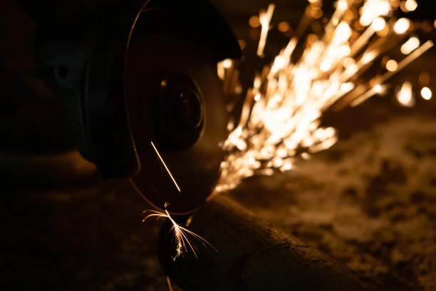夜里，工作锯出许多火花图片下载