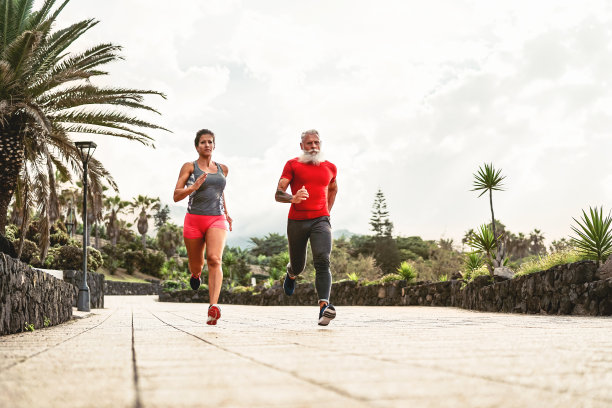 健身朋友一起在公园户外跑步-运动的人在户外做锻炼冲刺运动-健身，慢跑和健康训练的生活方式概念图片下载