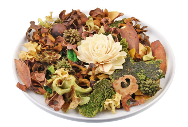 干燥的热带森林花，坚果和水果的圣诞装饰陶瓷盘子。孤立的图片下载