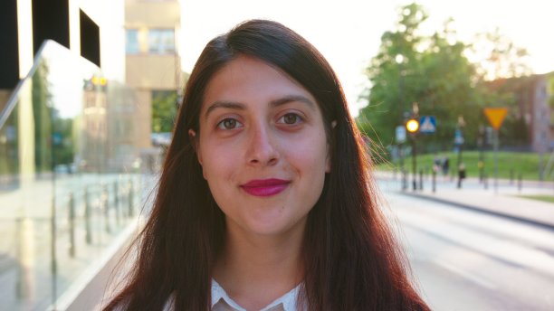 在户外微笑的年轻女子。情感图片下载