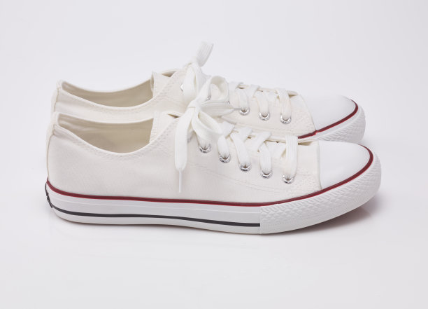 白色背景下的白色运动鞋图片下载