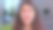 在户外微笑的年轻女子。情感图片下载