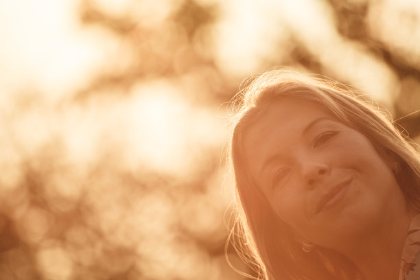 金发女人看着镜头图片下载