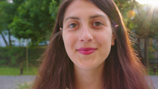 在户外微笑的年轻女子。情感图片下载