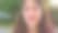在户外微笑的年轻女子。情感图片下载