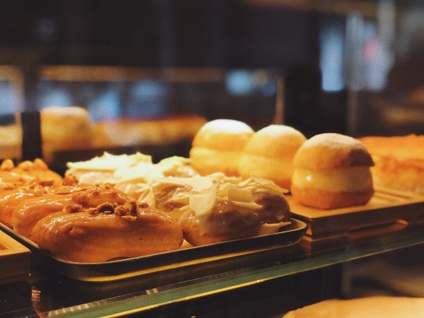 在咖啡馆厨房里吃甜点图片下载