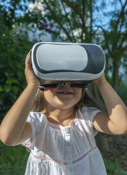 玩虚拟眼镜的女孩图片下载