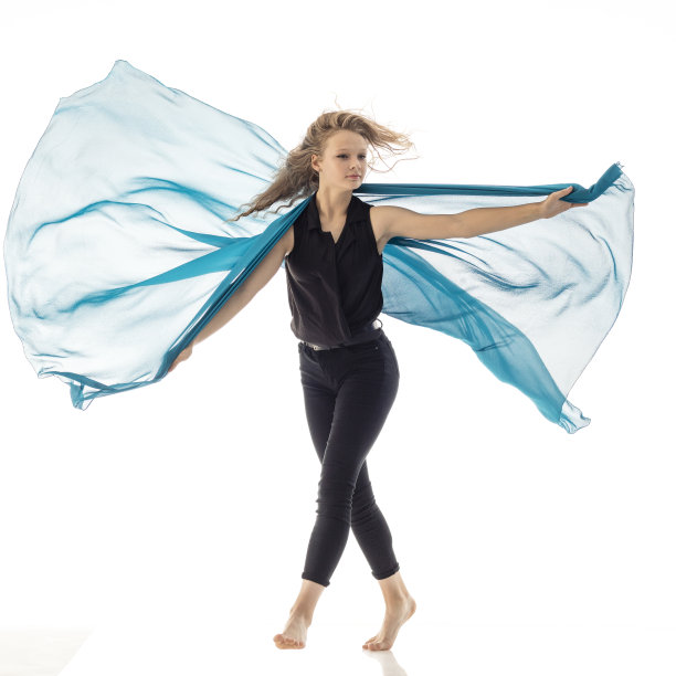 白色背景上的舞者图片下载