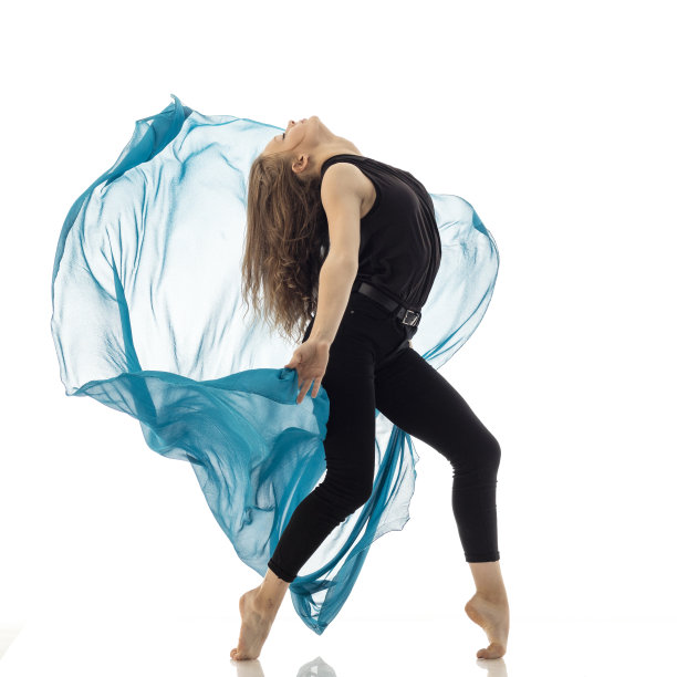 白色背景上的舞者图片下载