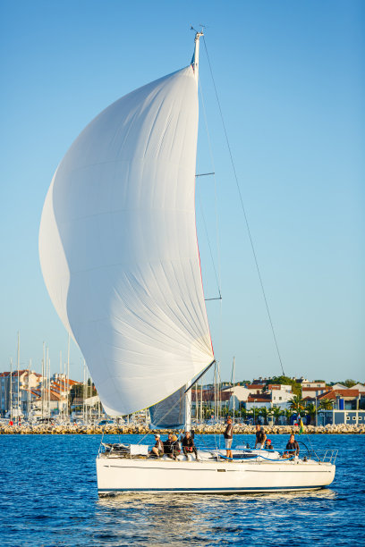 帆船赛上的水手们图片下载