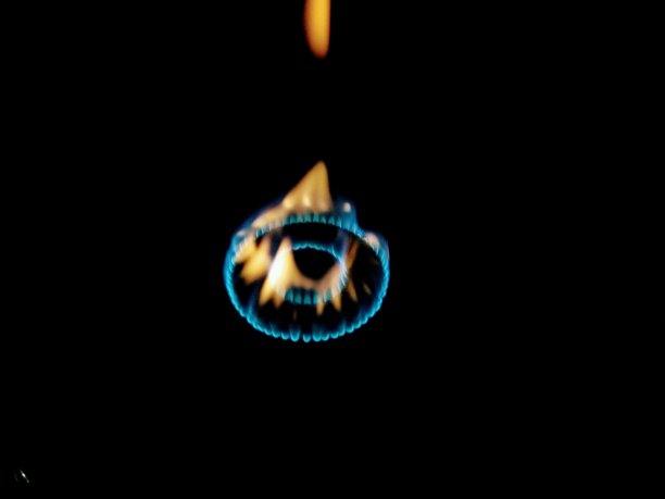 一幅煤气炉蓝色火焰的图片图片下载