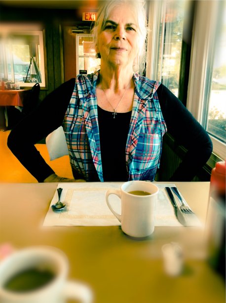 快乐健康美丽的退休老妇人出去喝咖啡了图片下载