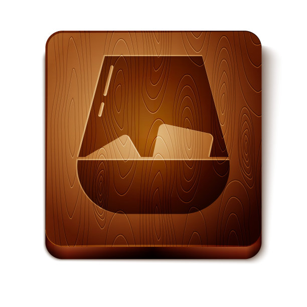 棕色的威士忌和冰块图标孤立在白色背景。木制方形按钮。矢量图图片下载