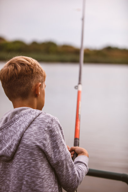 后视图的一个男孩钓鱼图片下载
