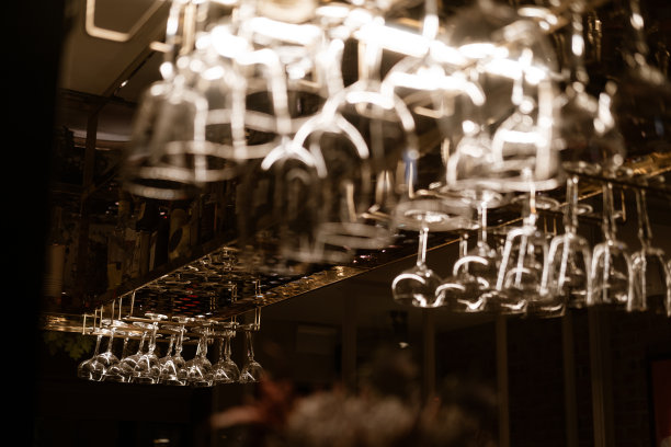 挂在架子上的水杯图片下载