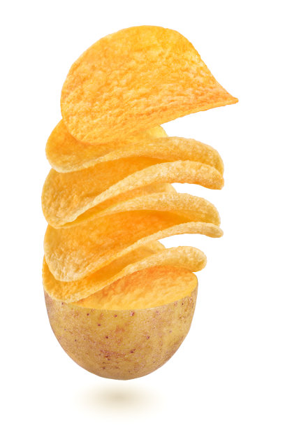 炸土豆片飞出一半土豆蔬菜孤立在白色图片下载