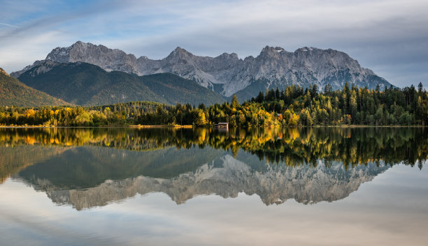 印度夏天在巴尔姆湖-卡温德尔比奇-巴伐利亚-德国-阿尔卑斯山图片下载