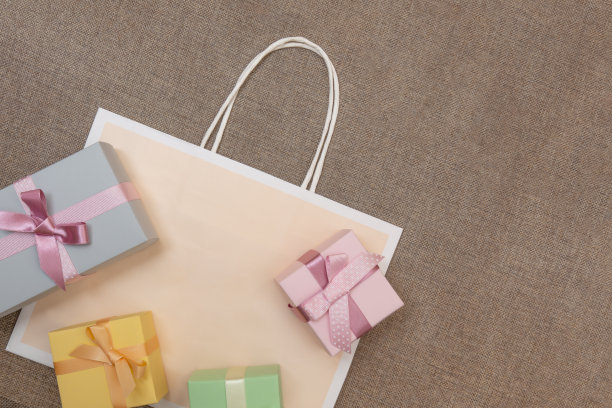 黑色星期五粉色纸袋和礼盒图片下载