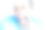 一个男人对着镜子刮胡子。剃须泡沫。一次性剃须刀。图片下载