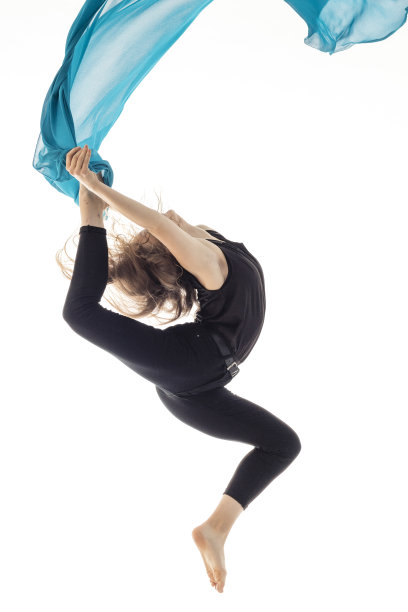 白色背景上的舞者图片下载