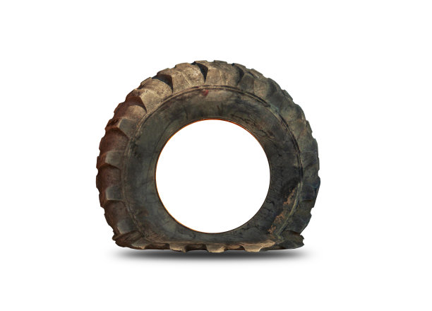 旧扁黑轮胎从白色背景剪辑部分隔离出来图片下载
