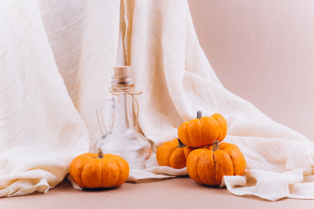 静物织物，南瓜，一个玻璃瓶。绘画艺术。图片下载