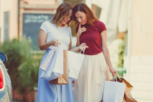 女性的购物时间。图片下载
